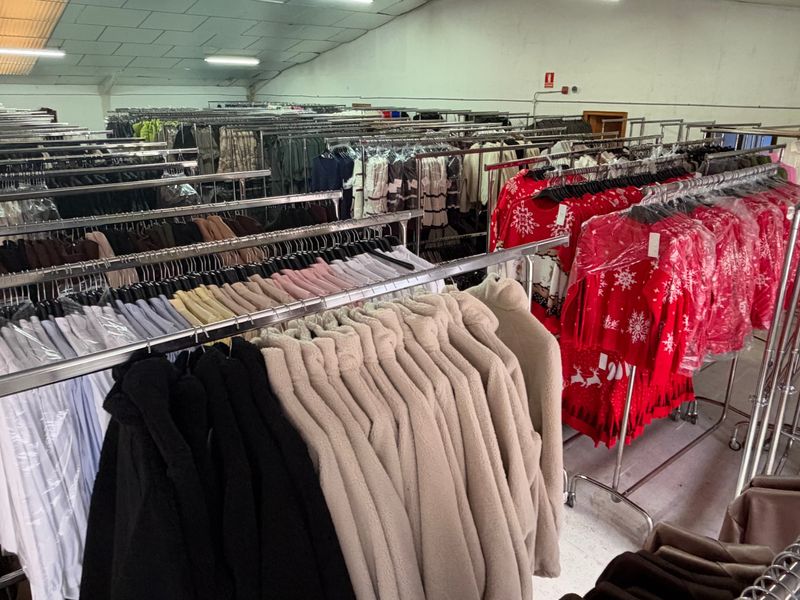 Almacén con percheros de ropa