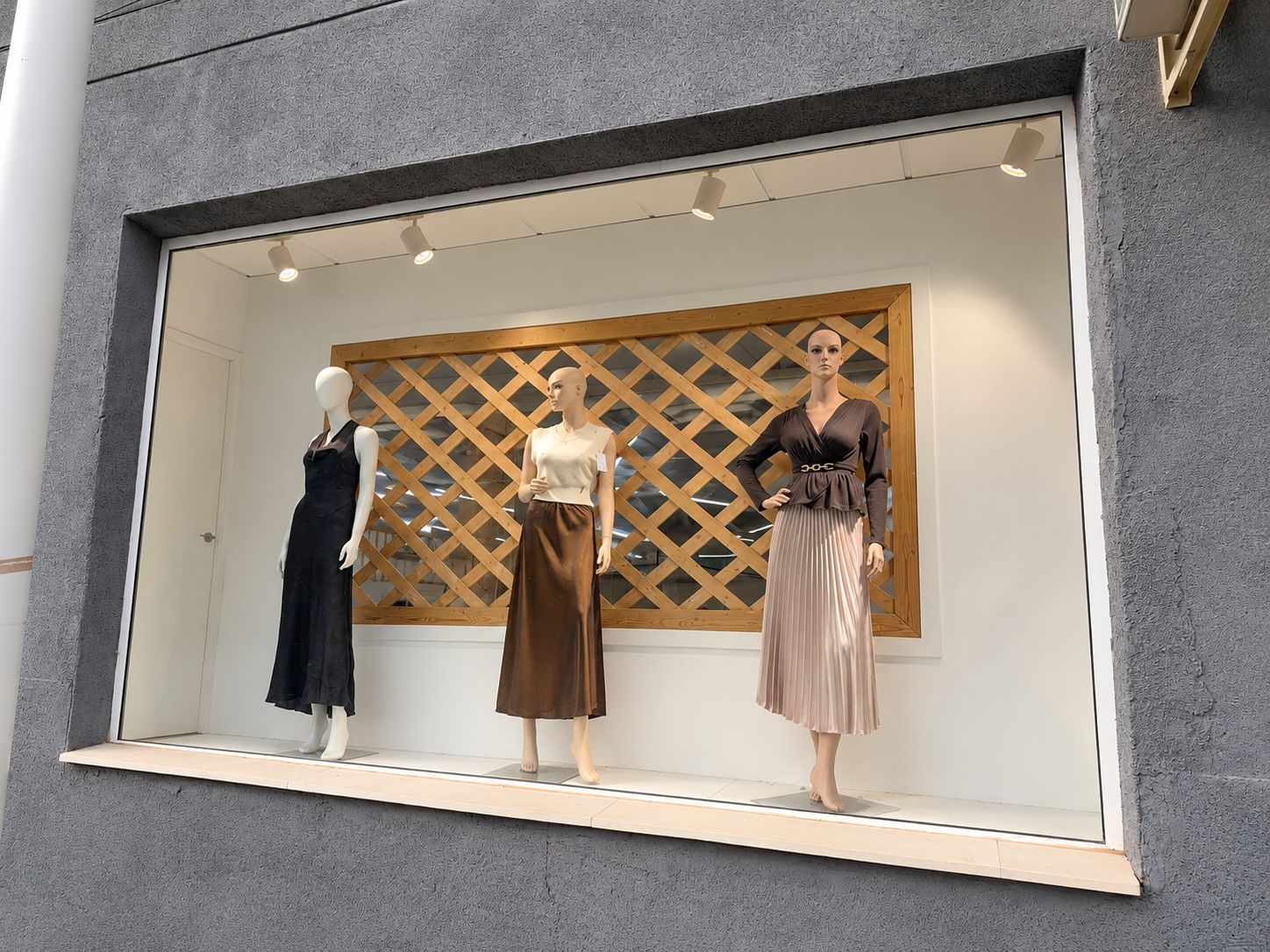 Escaparate de la tienda con maniquíes