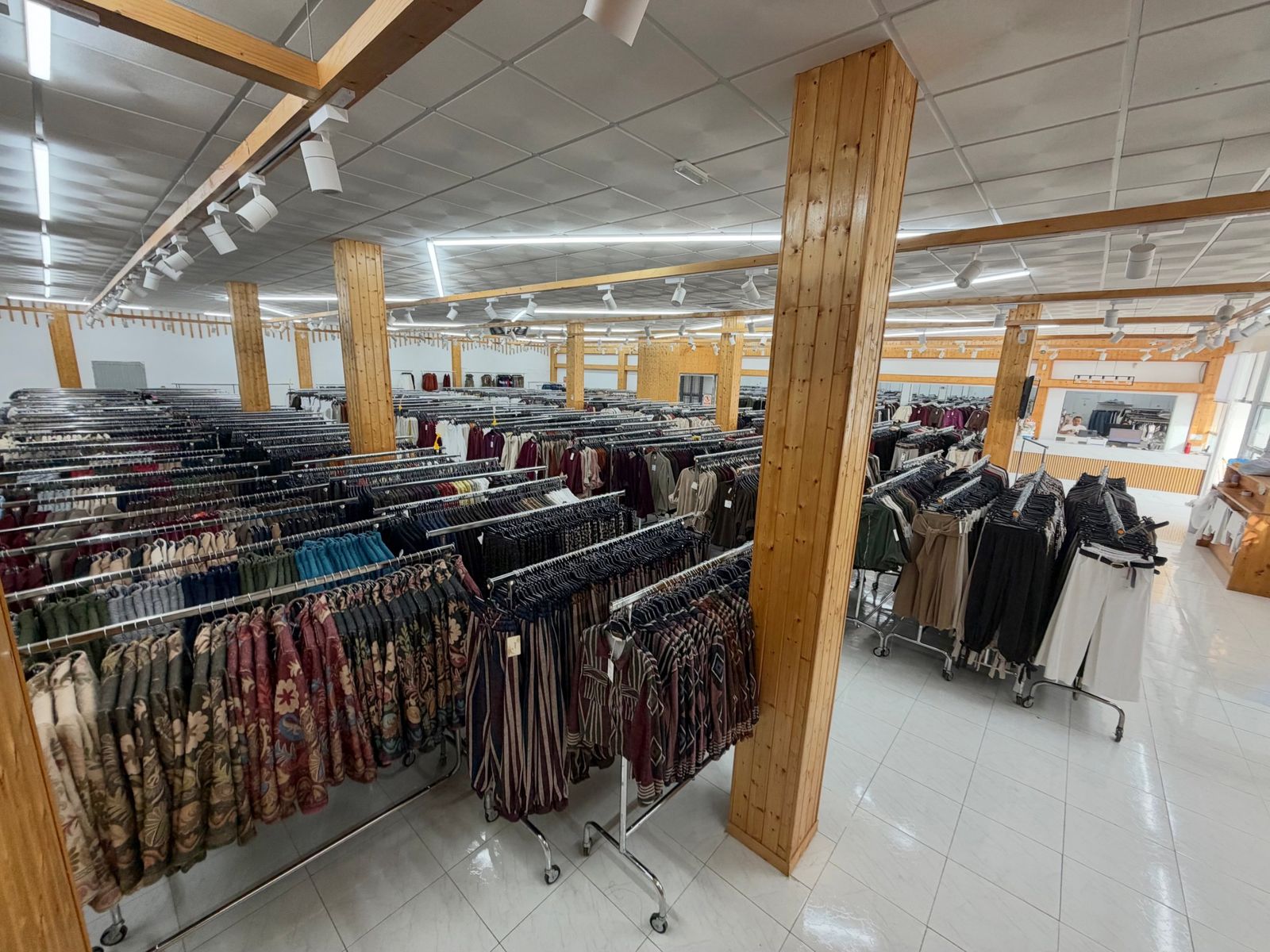 Interior de la tienda con percheros de ropa